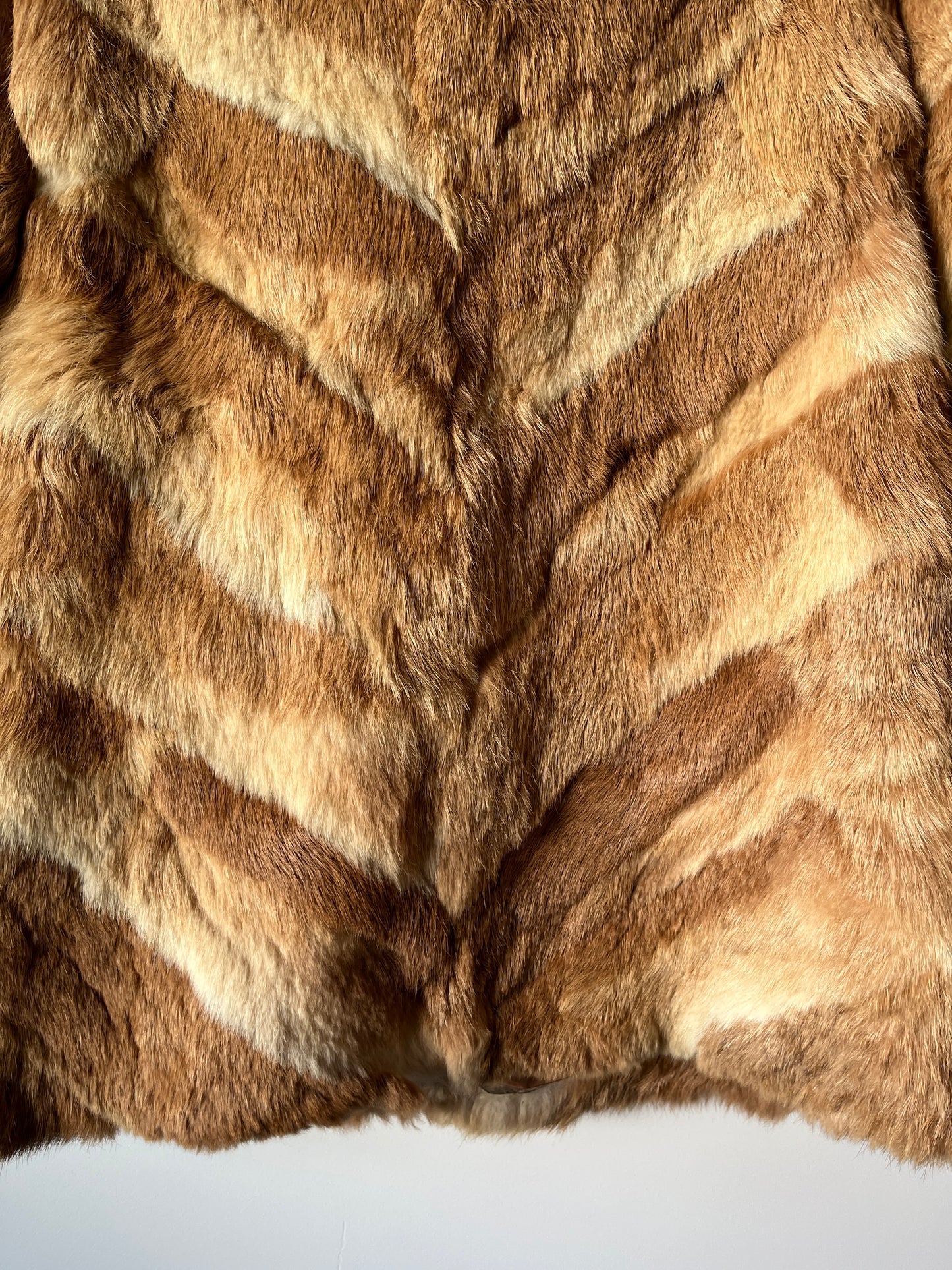 Manteau en fourrure rayé beige et blanc
