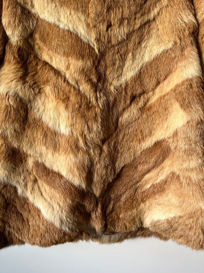Manteau en fourrure rayé beige et blanc