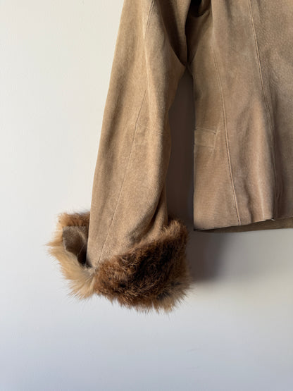 Veste en cuir beige avec bordures en fourrure