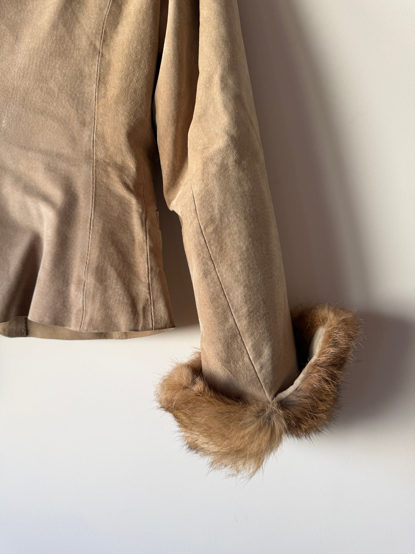 Veste en cuir beige avec bordures en fourrure