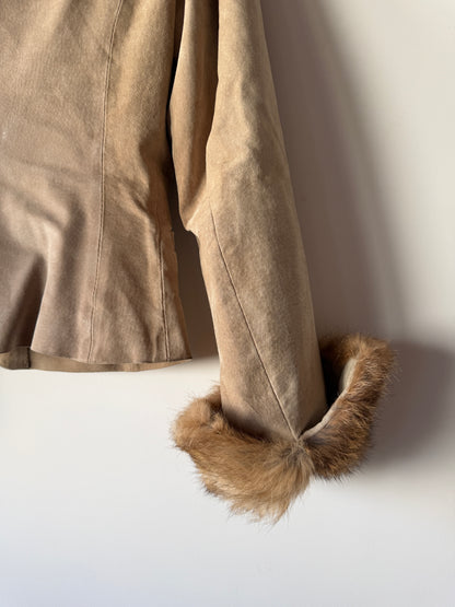 Veste en cuir beige avec bordures en fourrure