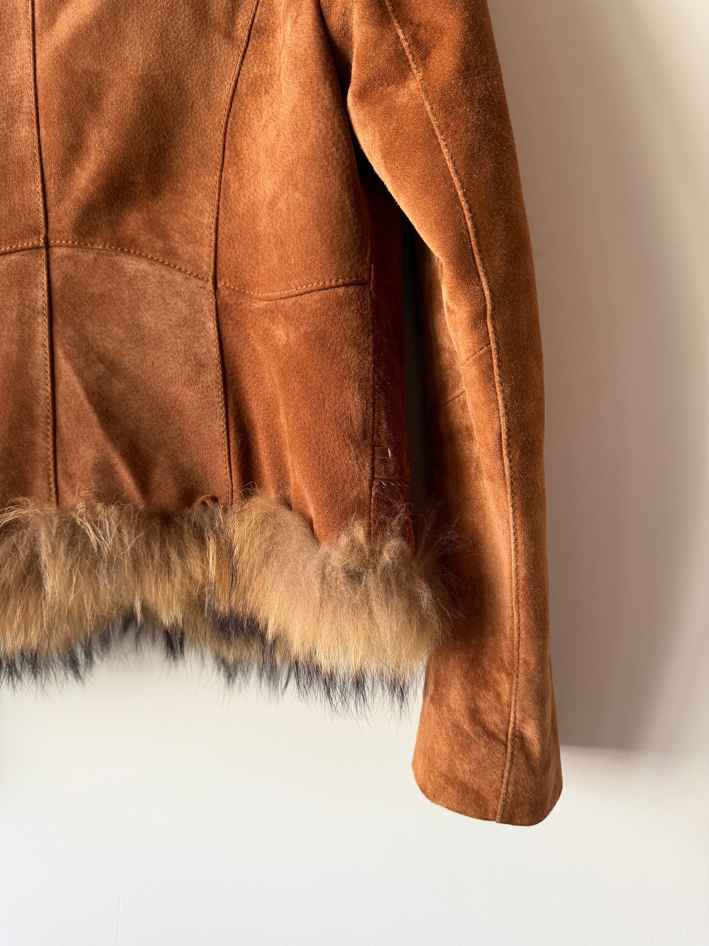 Veste en cuir marron avec bordures en fourrure beige