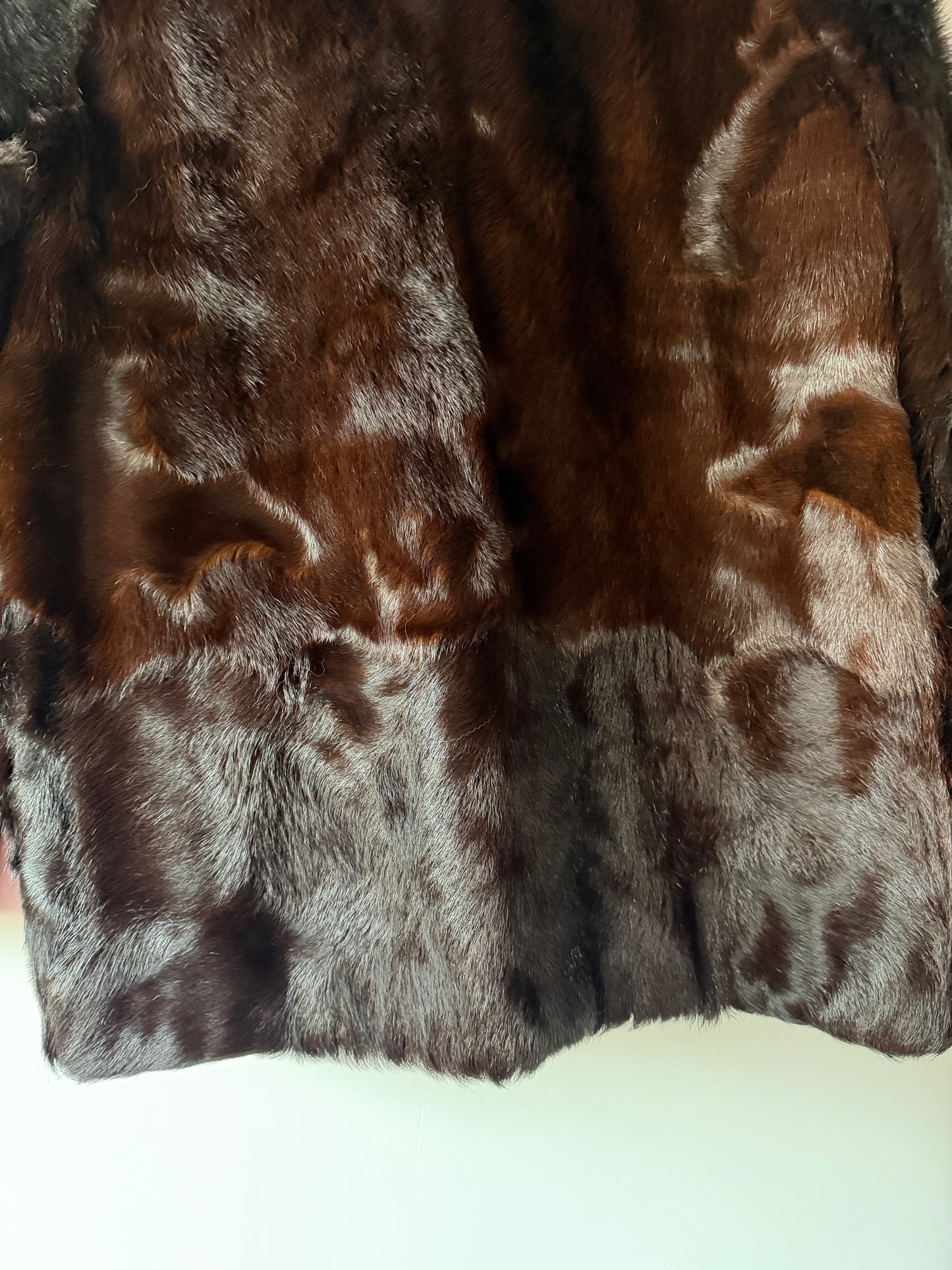 Manteau en fourrure marron et col roux