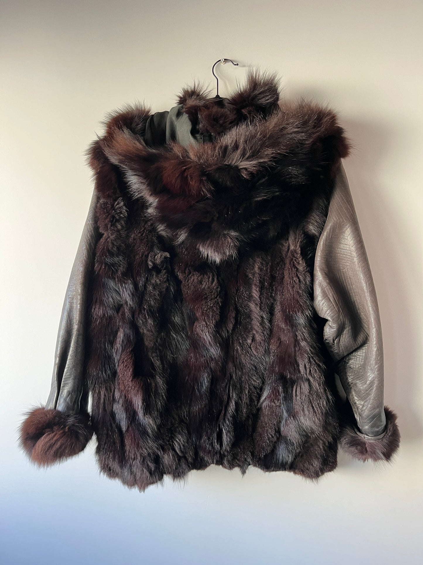 Veste en fourrure et cuir marron à capuche