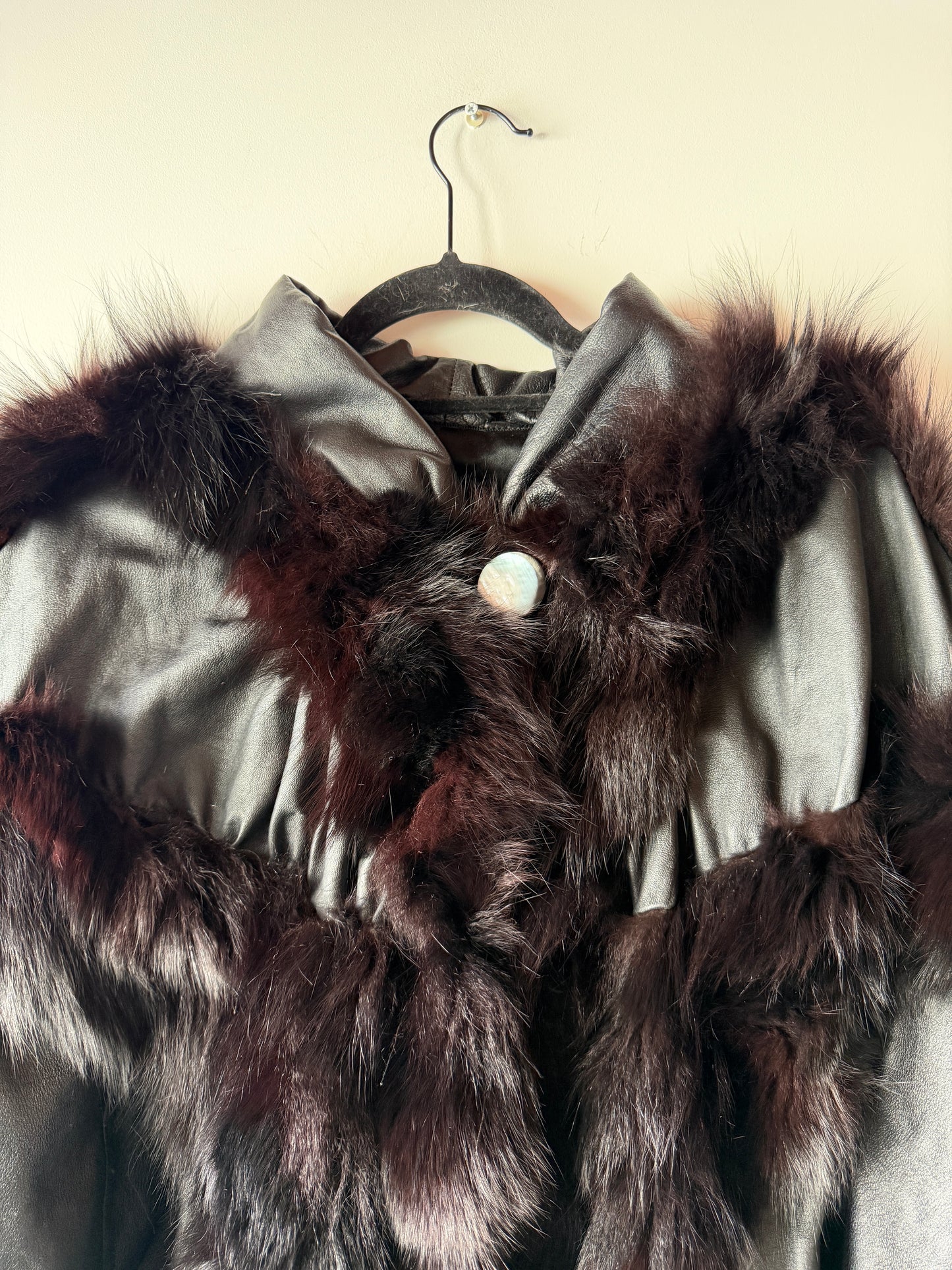 Veste en cuir et fourrure à manches chauve-souris
