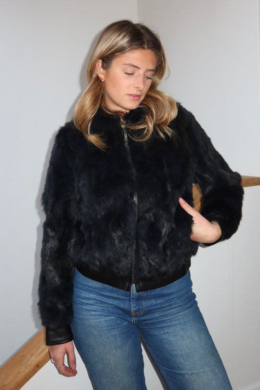 Veste courte en fourrure bleue nuit