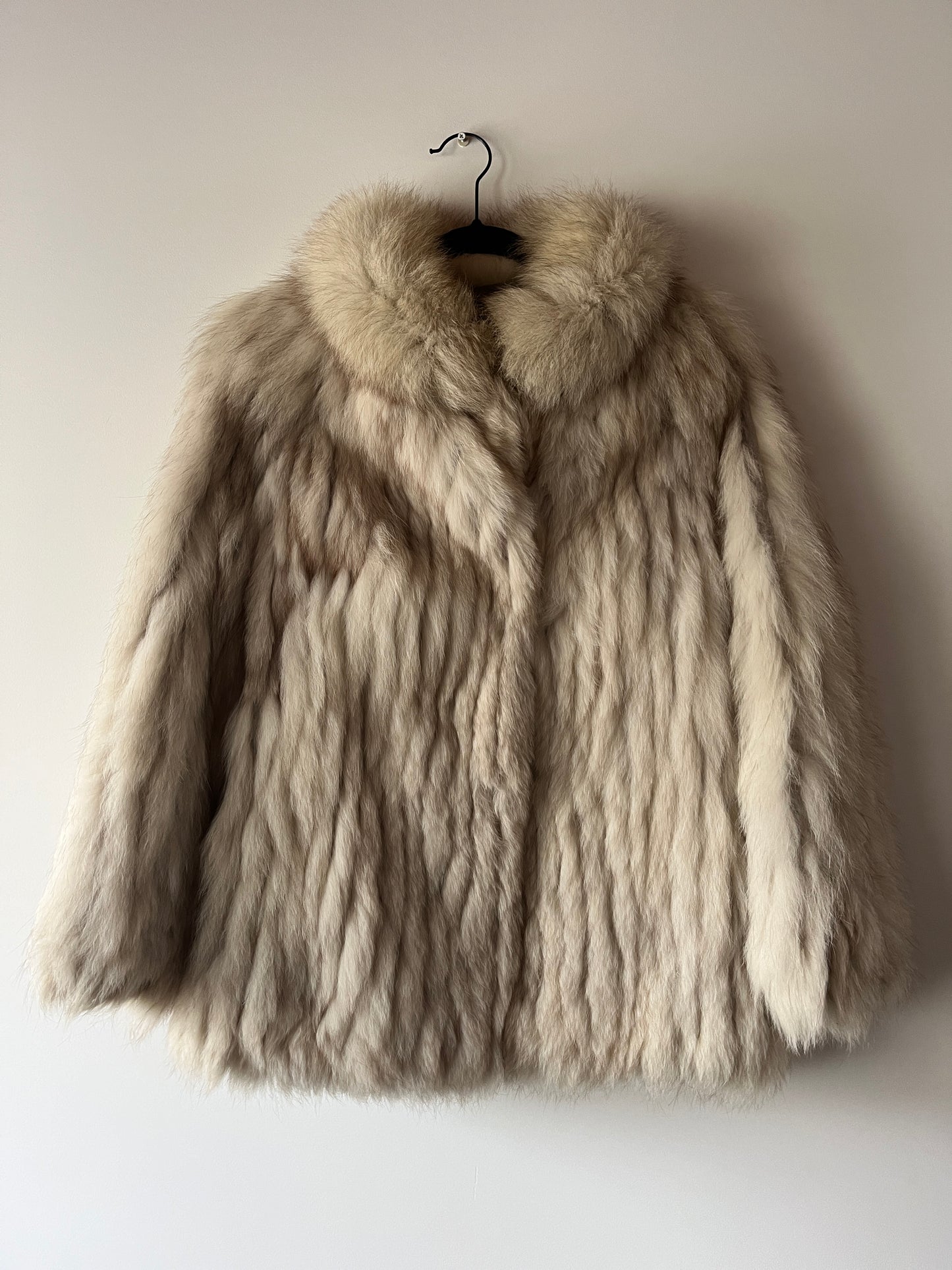 Manteau en fourrure galonné blanc