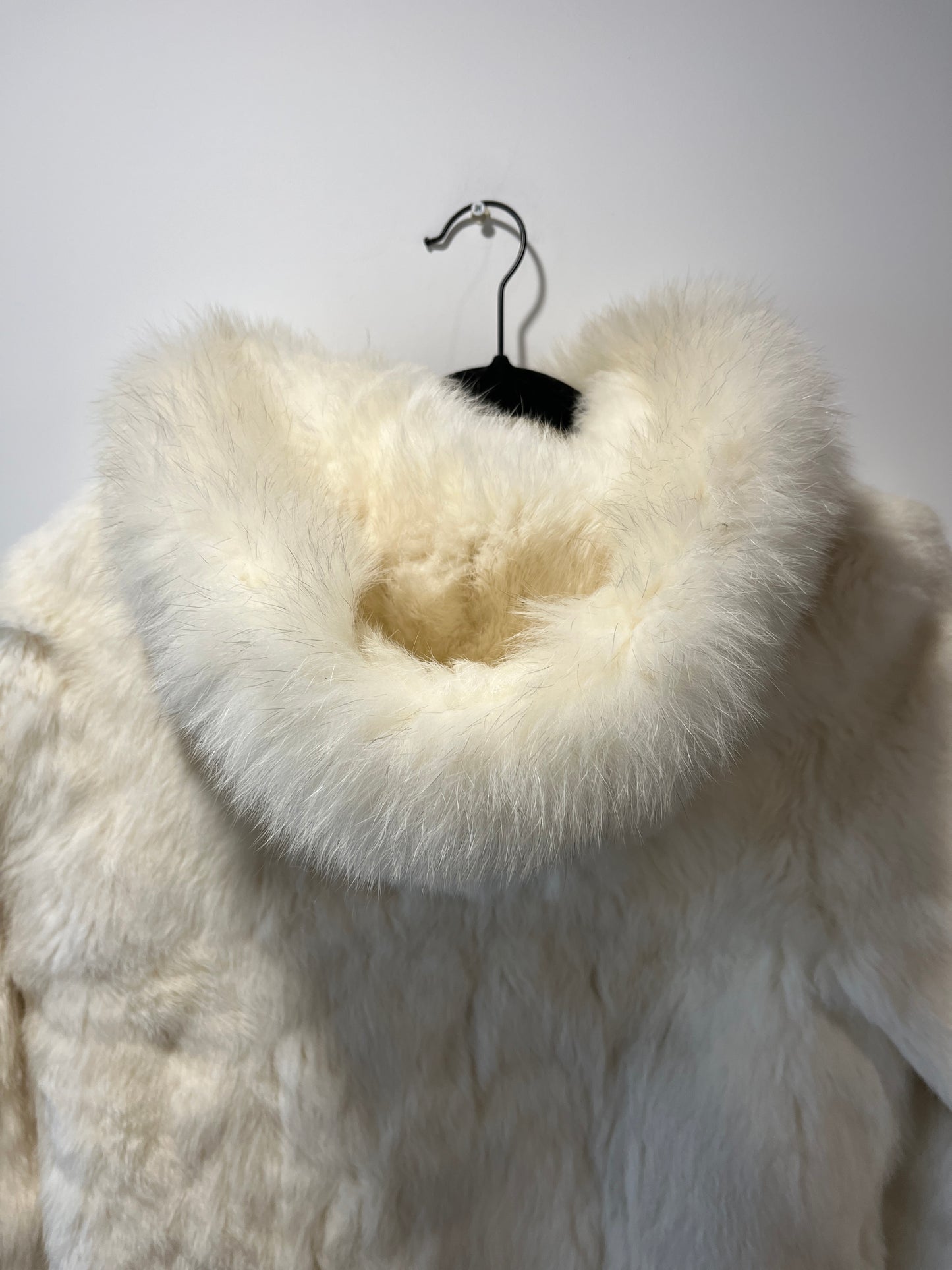 Veste à capuche courte en fourrure blanche