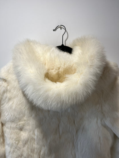 Veste à capuche courte en fourrure blanche