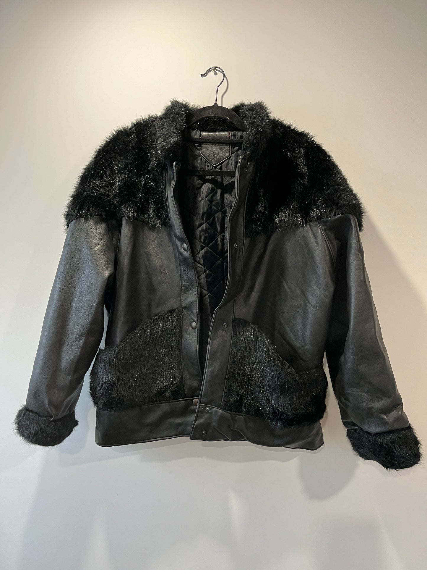 Veste en simili cuir et fausse fourrure