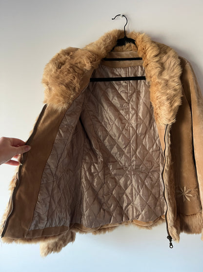 Veste en peau retournée beige et bordures en fourrure