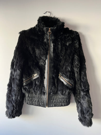 Veste courte noire en fourrure et cuir