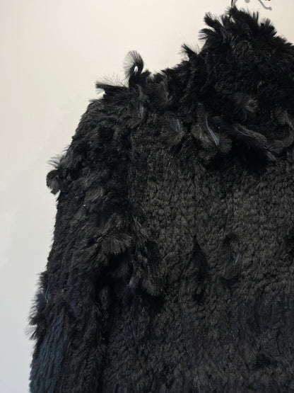 Veste en fourrure noire tressée