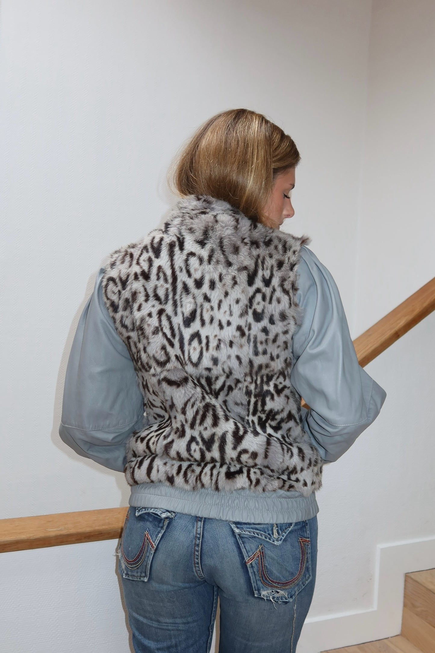 Veste en cuir gris et fourrure imprimée léopard
