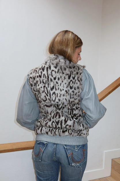 Veste en cuir gris et fourrure imprimée léopard