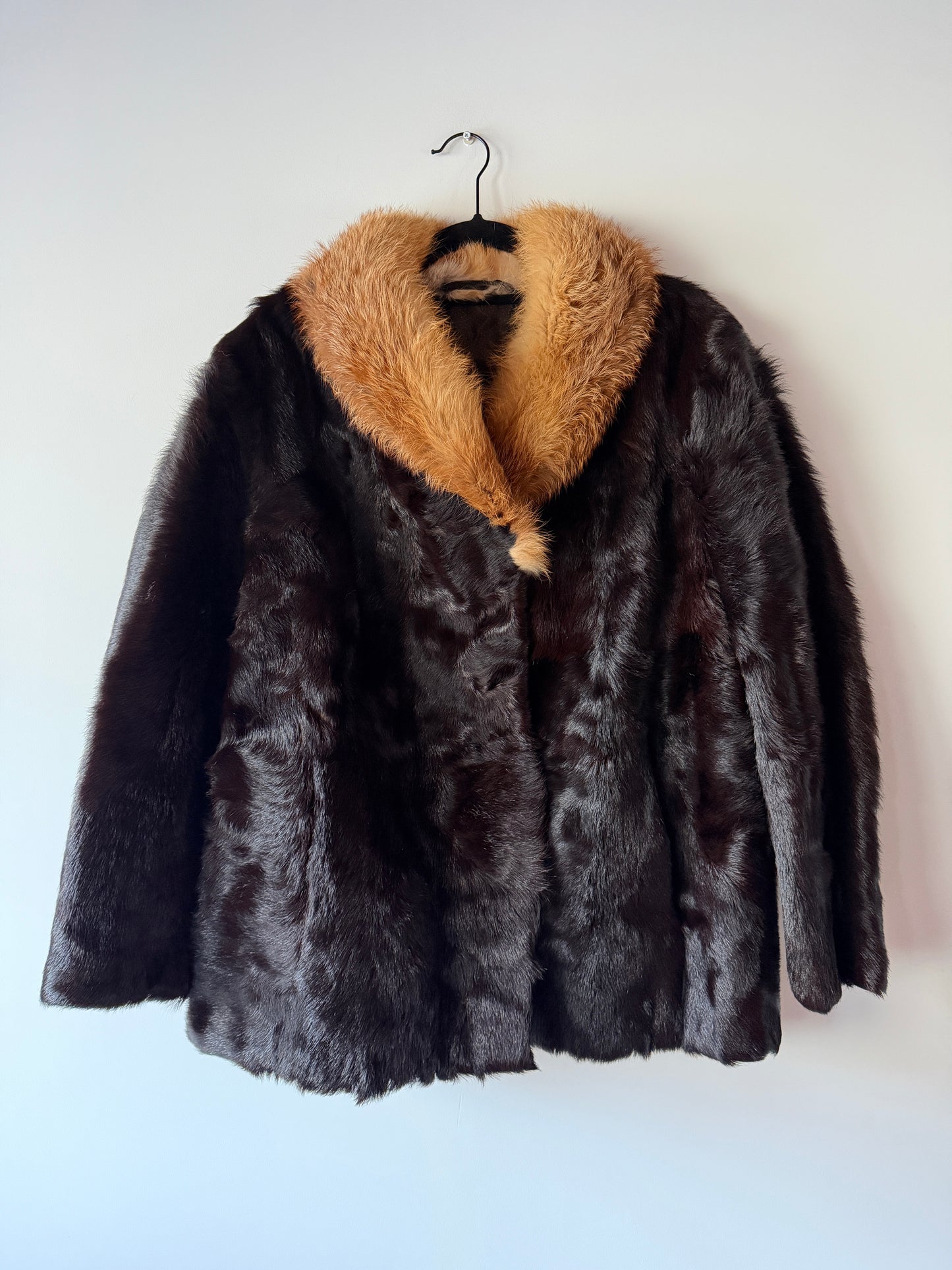 Manteau en fourrure marron et col roux