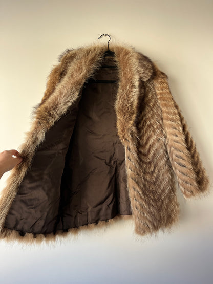 Manteau en fourrure galonné marron