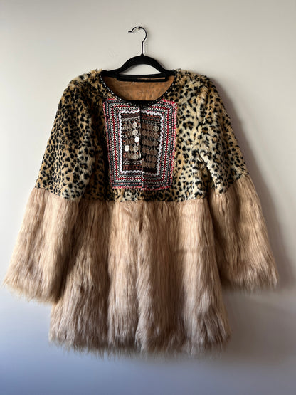 Veste bi-matière léopard brodé et fausse fourrure