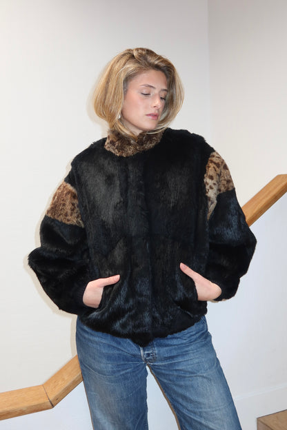 Veste en fourrure noire et léopard