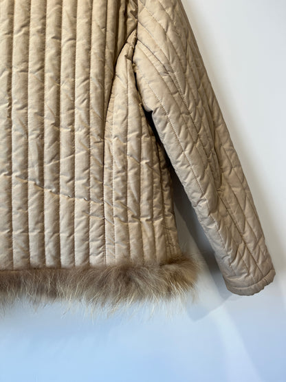 Veste matelassée beige avec bordures en fourrure