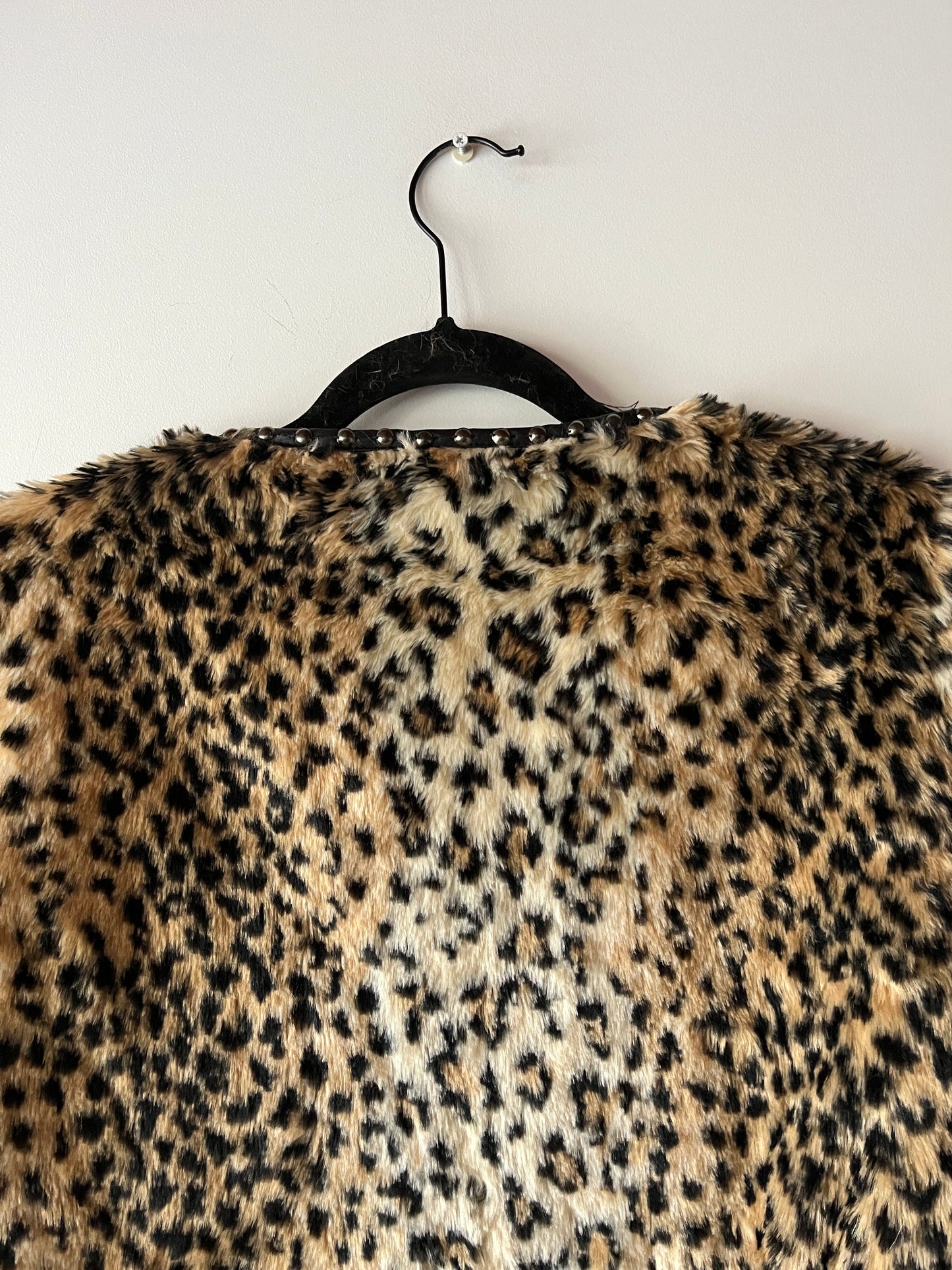 Veste bi-matière léopard brodé et fausse fourrure