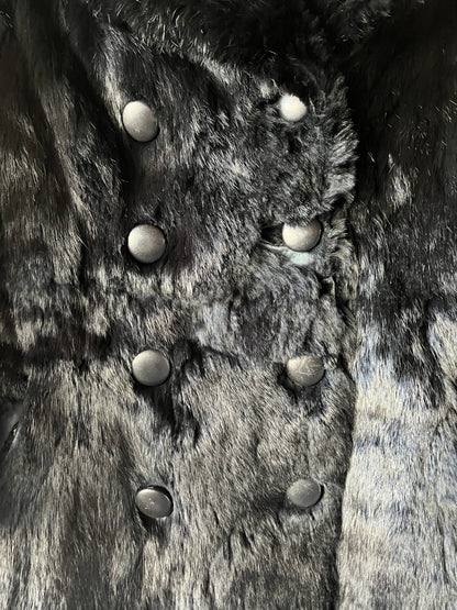 Manteau long noir en fourrure