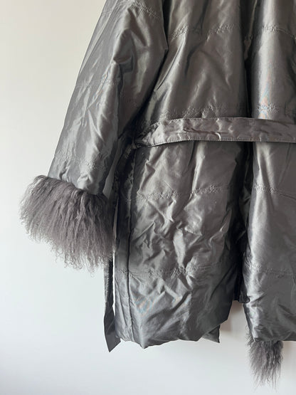 Manteau mi-long gris avec bordures en fourrure