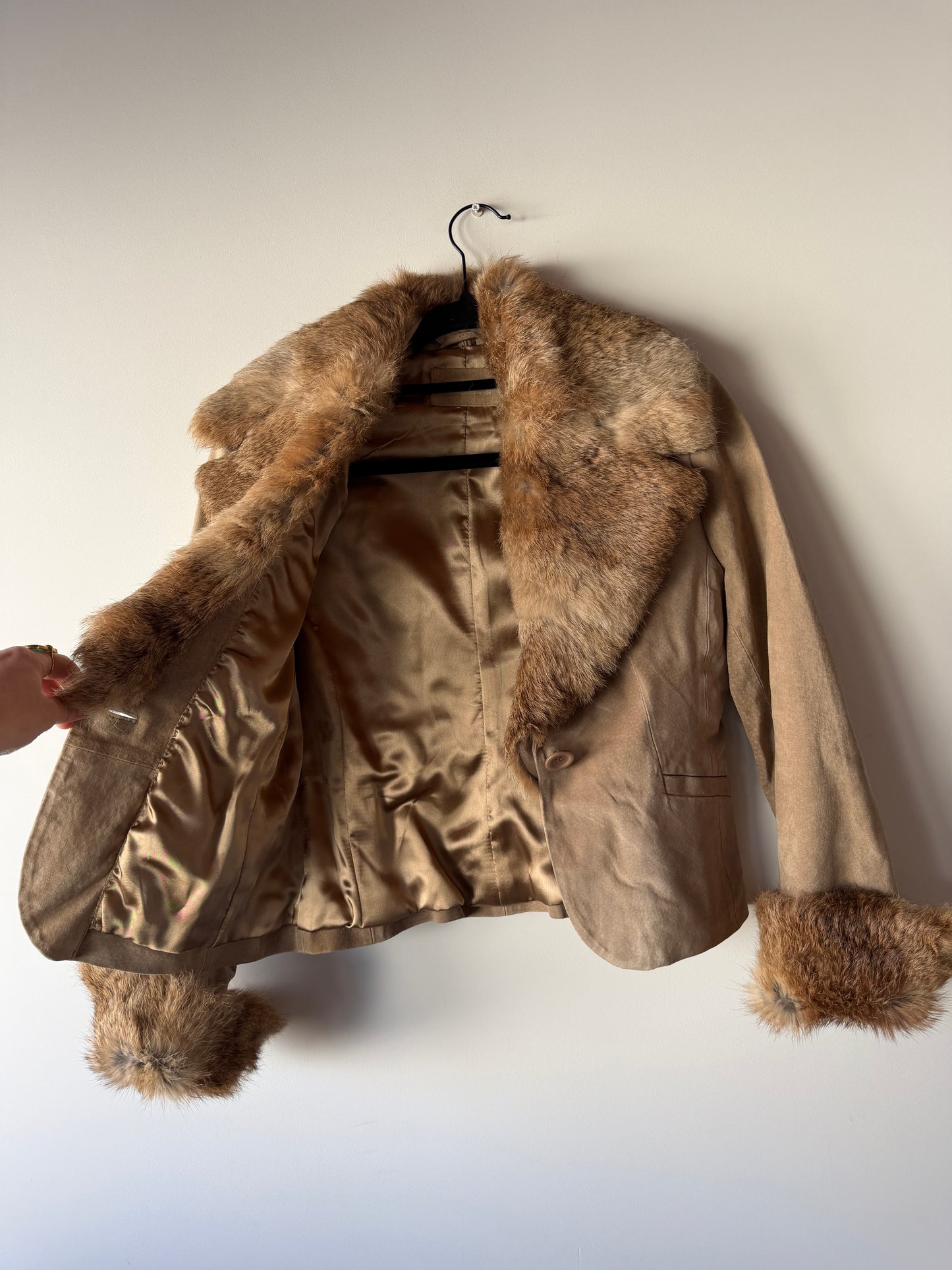 Veste en cuir beige avec bordures en fourrure