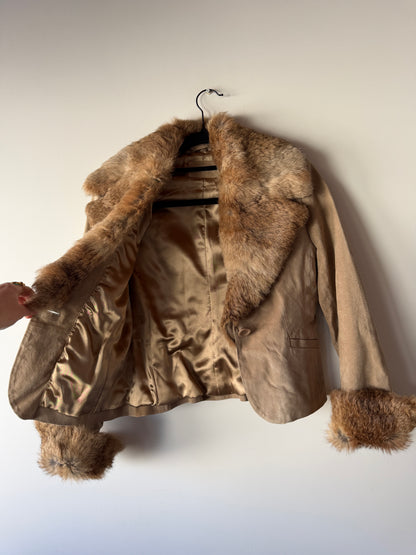 Veste en cuir beige avec bordures en fourrure