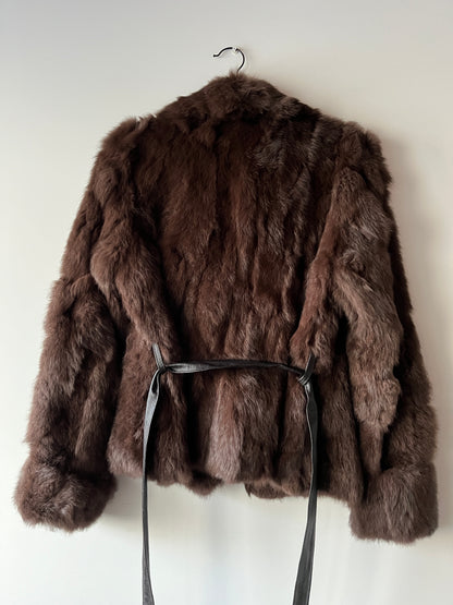 Manteau en fourrure marron ceinturé
