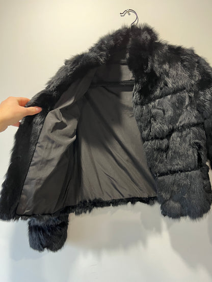 Veste en fourrure noire galonnée