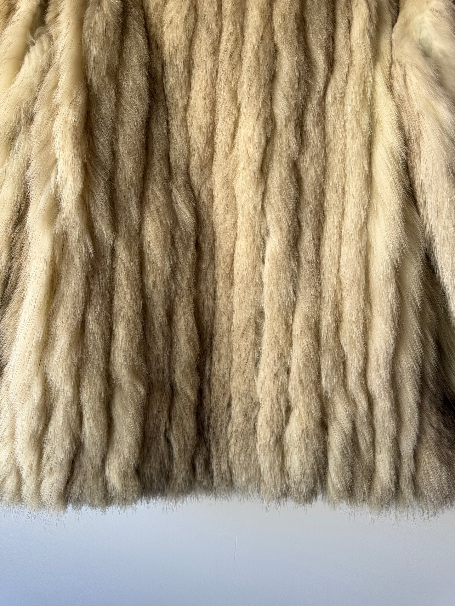 Manteau en fourrure galonné blanc