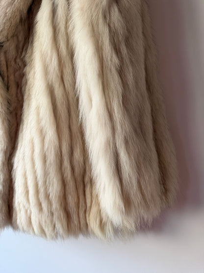 Manteau en fourrure galonné blanc