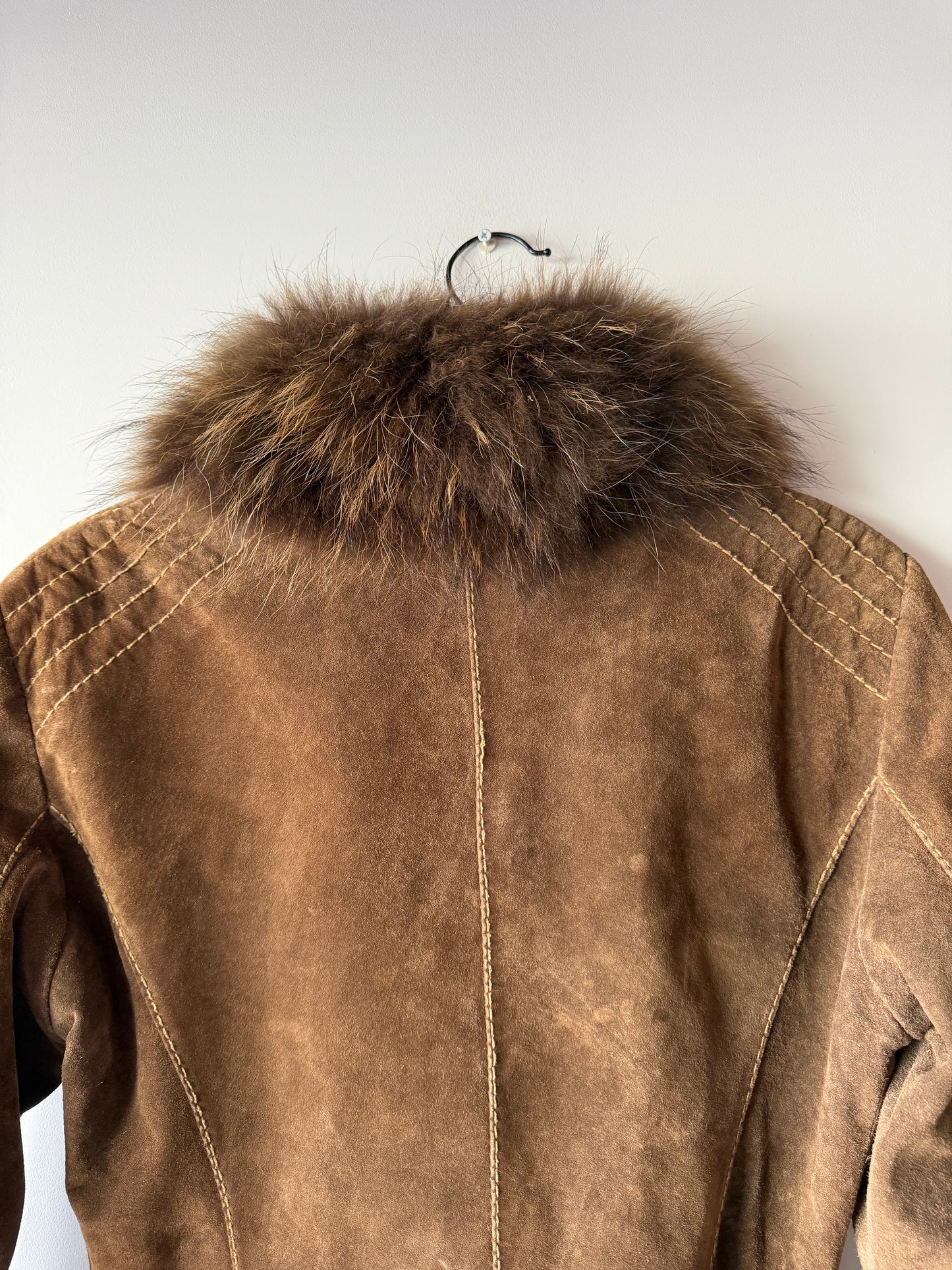 Veste en cuir marron avec bordures en fourrure