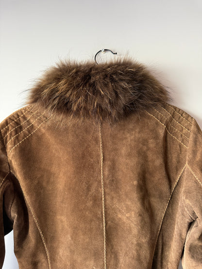 Veste en cuir marron avec bordures en fourrure
