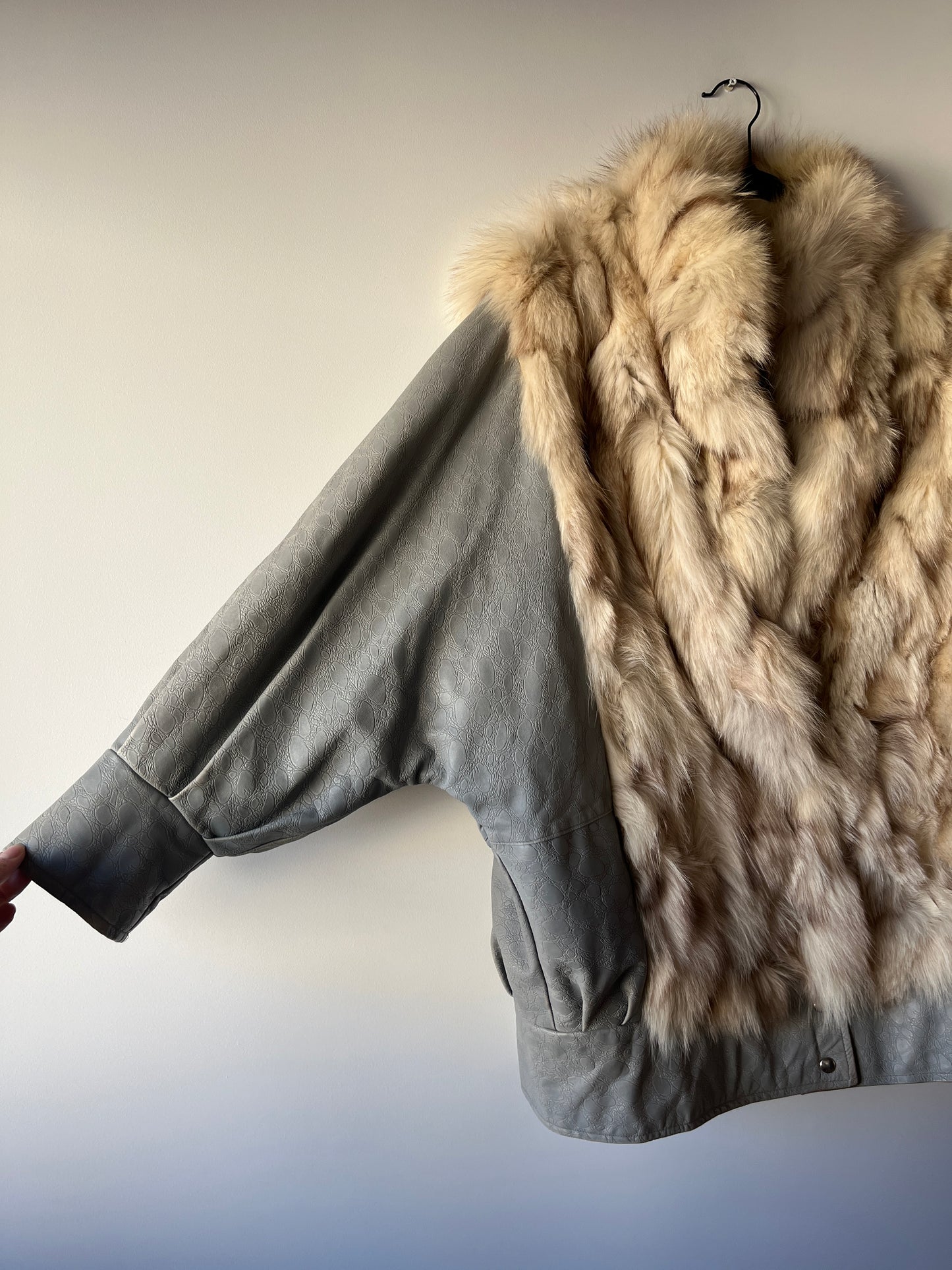 Veste en fourrure blanche et manches en cuir