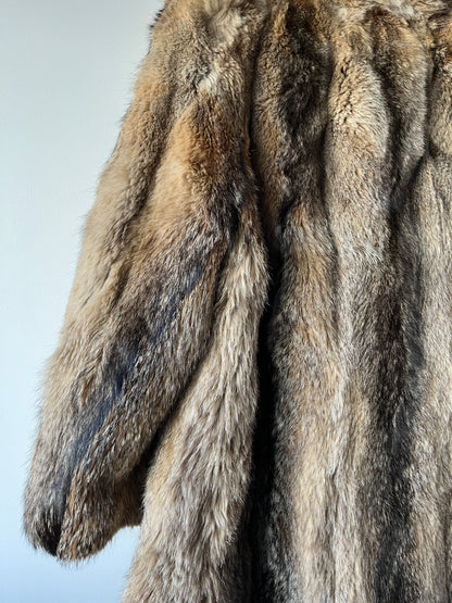Manteau en fourrure grise, fauve et beige