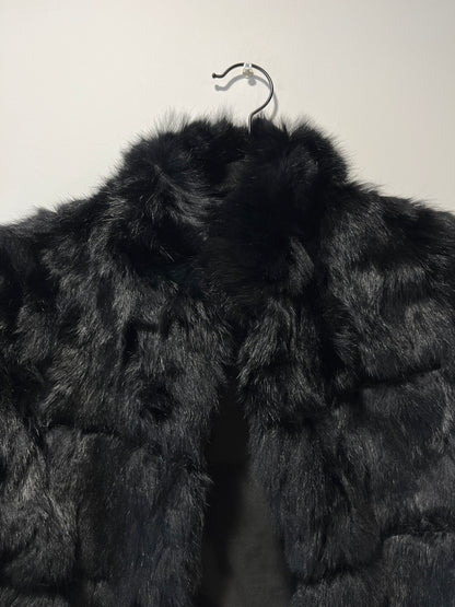 Veste en fourrure noire galonnée