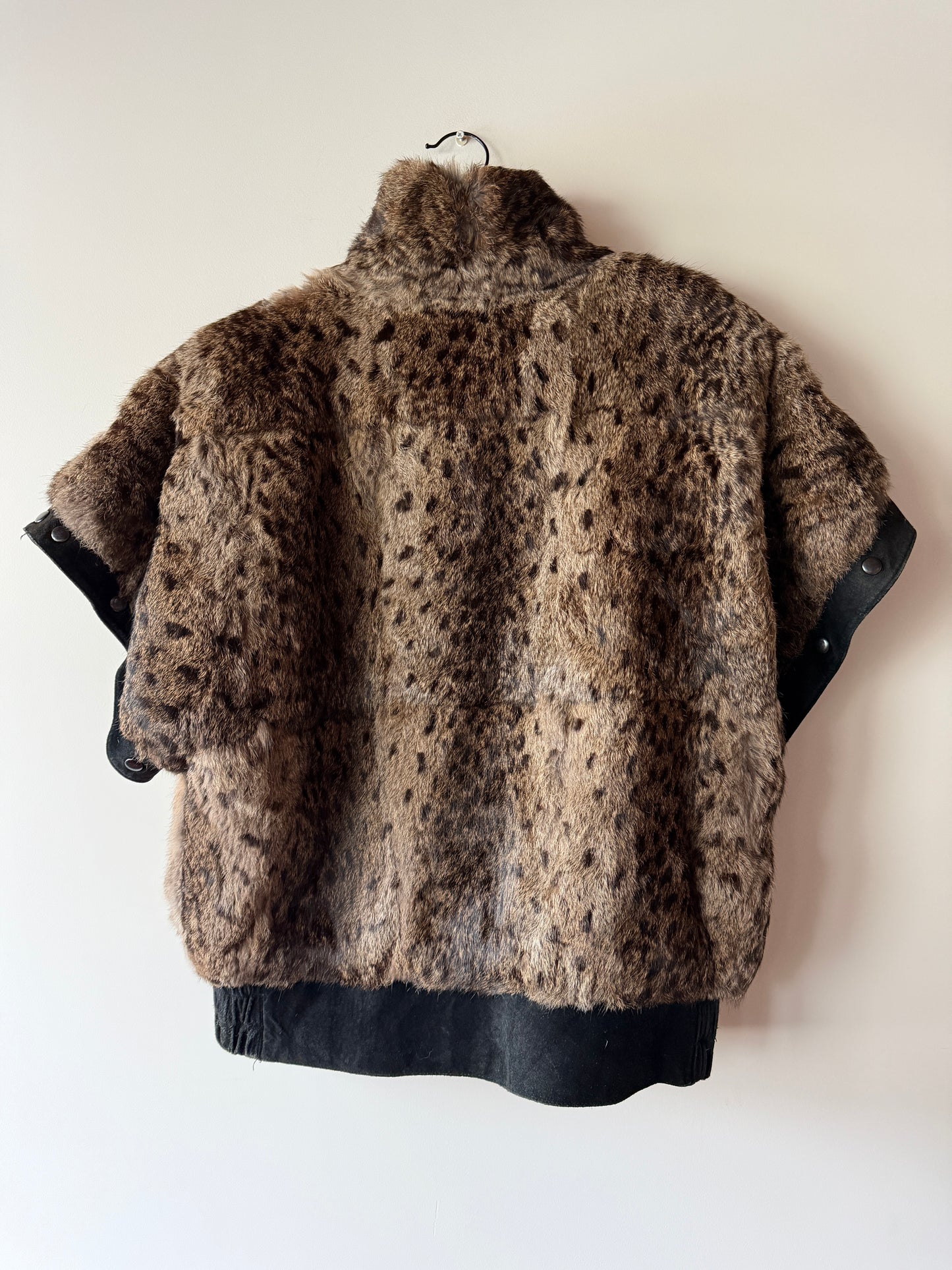 Veste en fourrure imprimée et cuir noir