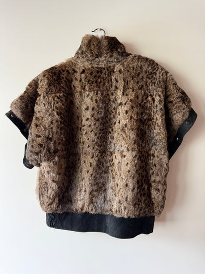 Veste en fourrure imprimée et cuir noir