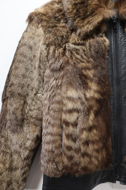Veste courte en fourrure imprimée animal et cuir