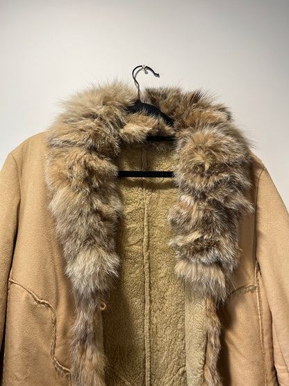 Manteau long beige avec bordures en fourrure
