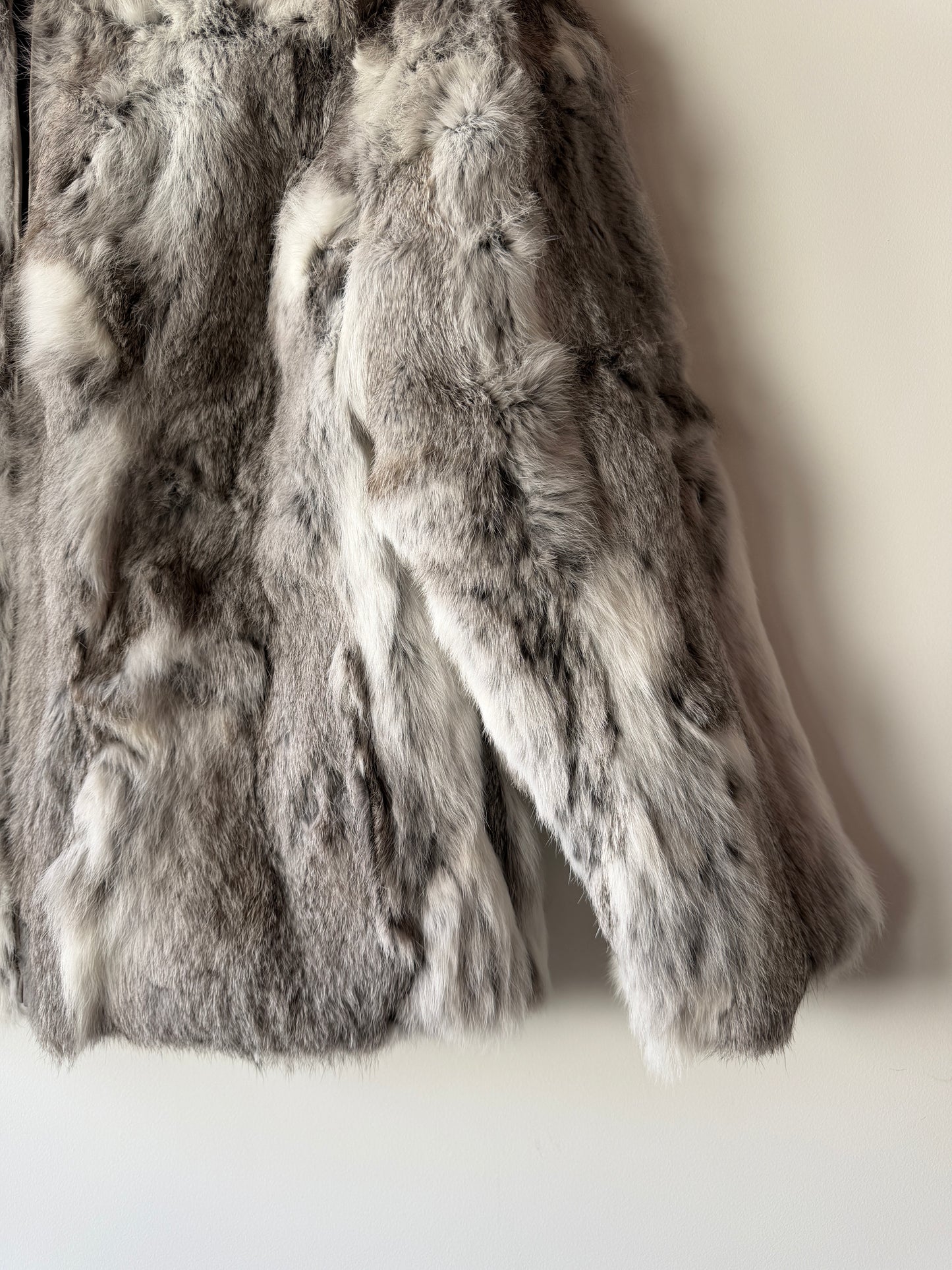 Veste en fourrure grise et blanche