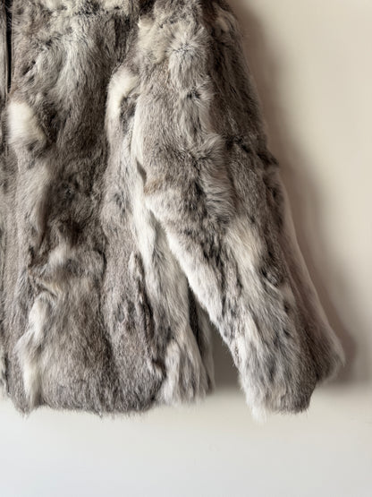 Veste en fourrure grise et blanche