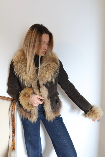 Veste en cuir marron avec bordures en fourrure beige
