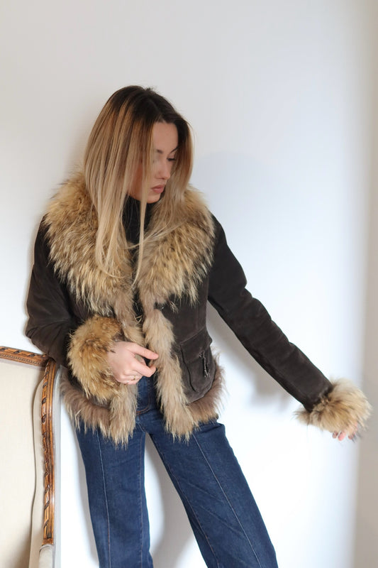 Veste en cuir marron avec bordures en fourrure beige