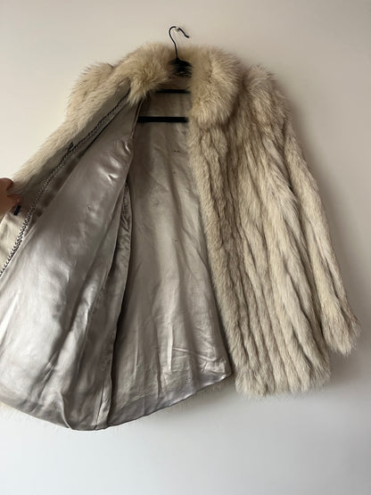 Manteau en fourrure galonné blanc