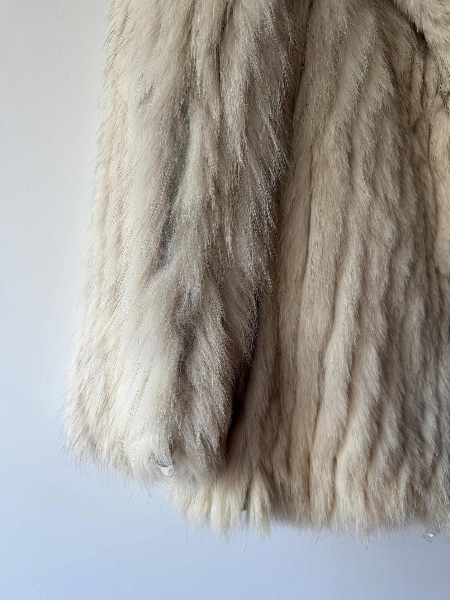 Manteau en fourrure galonné blanc