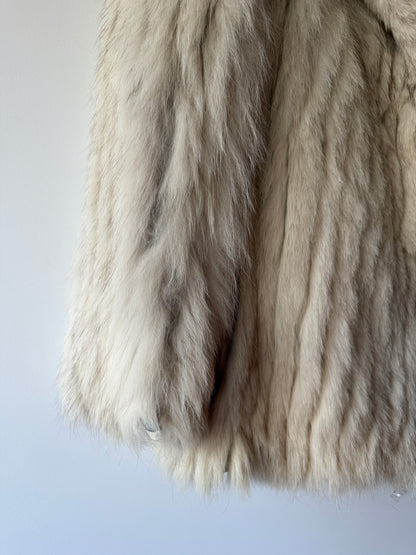 Manteau en fourrure galonné blanc