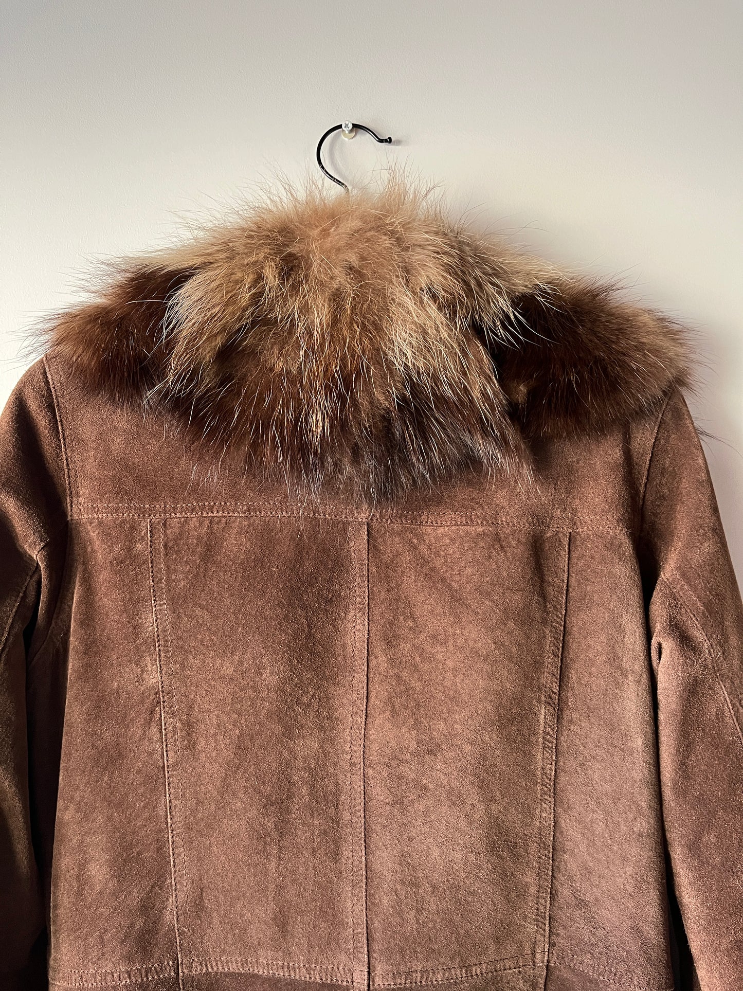 Veste en cuir marron et bordures en fourrure